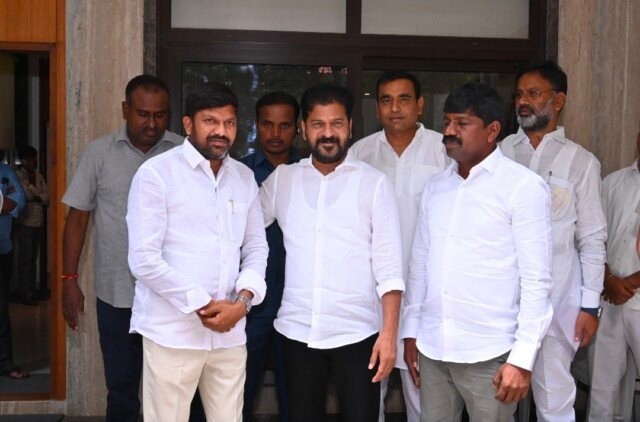 తెలంగాణ ముఖ్యమంత్రి రేవంత్ రెడ్డి గారిని కలిసి జన్మదిన శుభాకాంక్షలు తెలిపిన టి. పి. సి. సి రాష్ట్ర నాయకులు ఇటికాల చిరంజీవి